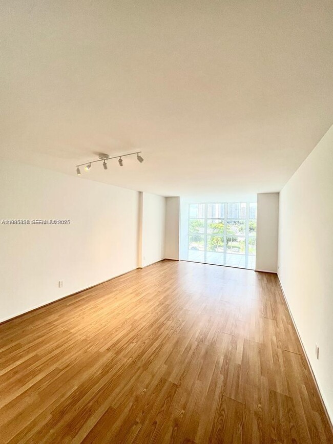 Building Photo - 800 Parkview Dr Unit 605