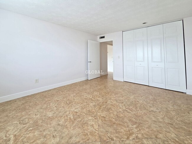 Photo - Lakefront First-Floor Condo in Camelot by the Lake, Orlando Unidad N-13