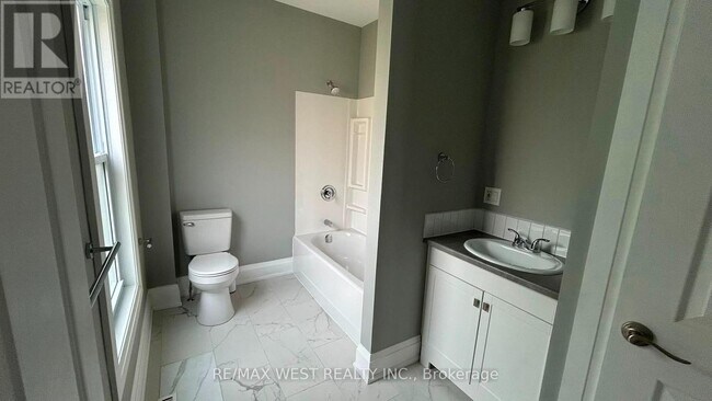 Photo - 16 Albert St N