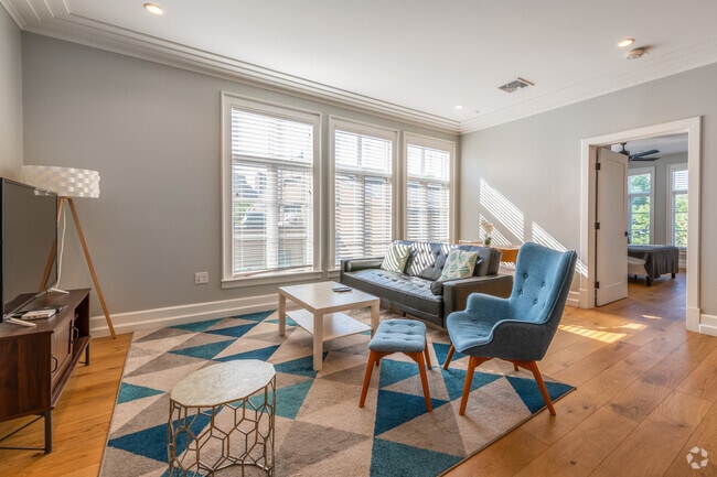 2 BR, 1 BA - 750 SQ FT