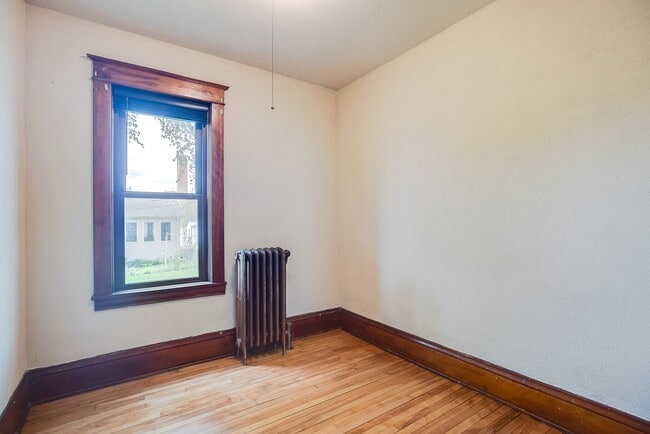 Building Photo - 1360 Dale St N Unit Lower