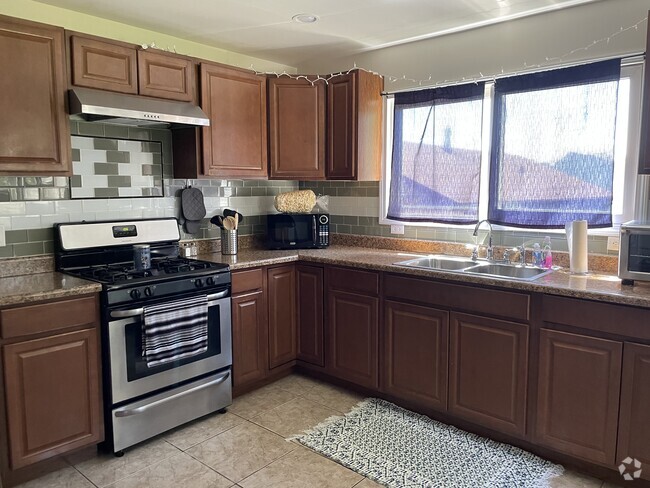 Kitchen - 86 Wilson Ave Rental