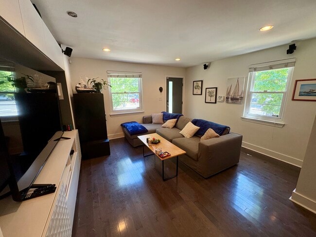 Building Photo - 131 17th St SE Unit Apt 1