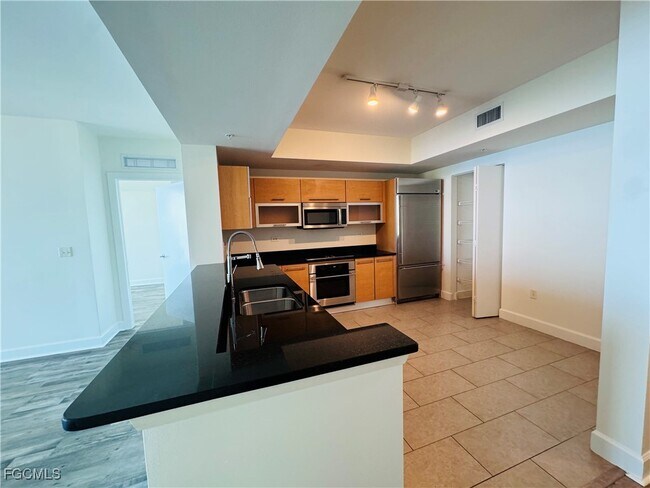 Building Photo - 3000 Oasis Grand Blvd Unit 2307 Rental