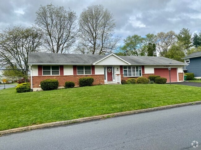 Building Photo - 3 Bedroom/2 Full Bath Ranch Near Air Produ... Rental