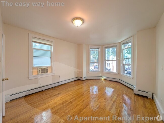 Building Photo - 379 Windsor St Unit #1 Rental