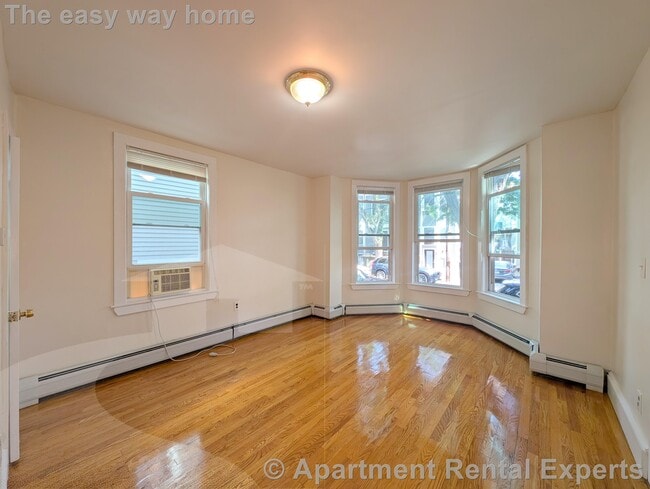 Building Photo - 379 Windsor St Unit #1 Rental