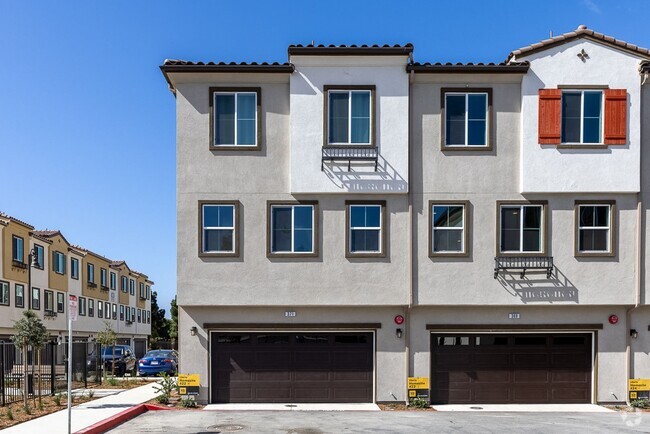 Building Photo - Beautiful 4Br/3.5Ba Townhome - Brand New C...