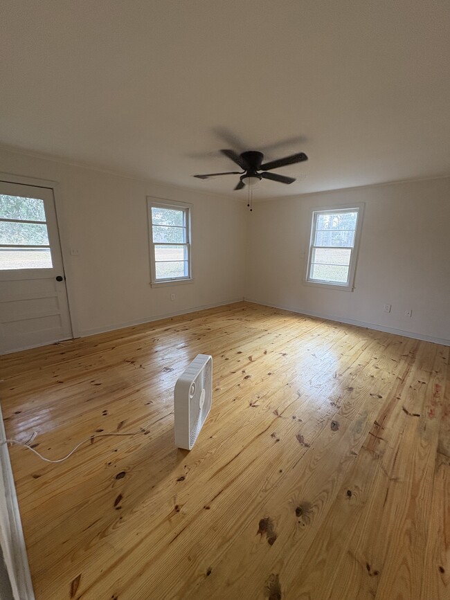 Photo - 492 Mobile St