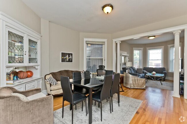 Building Photo - 2 bedroom in Chicago IL 60657 Unit 1 Rental