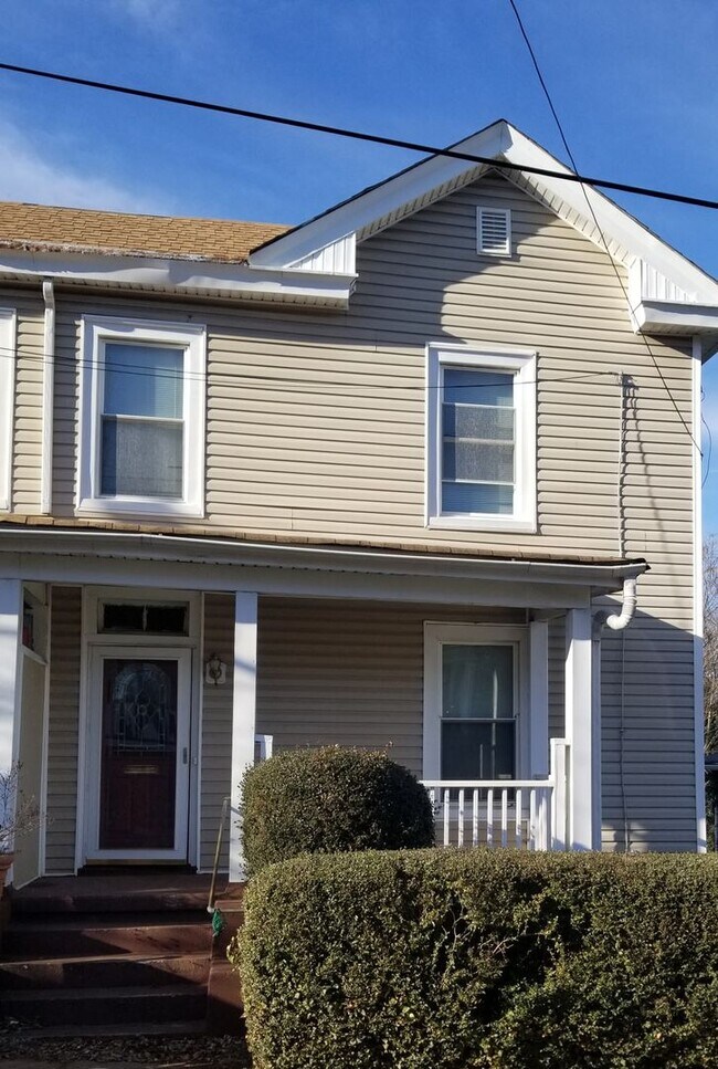 Two Bedroom Two Story Townhome Close to th... House Rental in