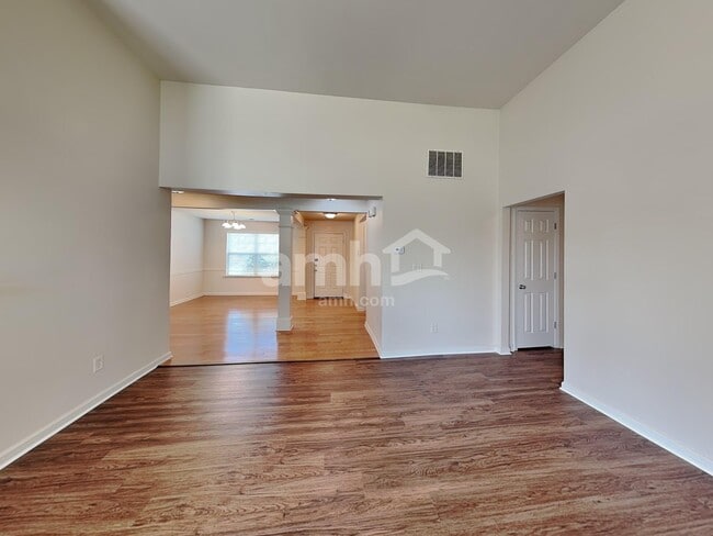 Photo - 975 Donington Cir