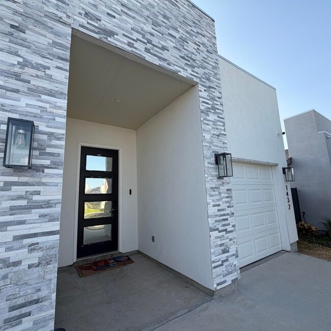 1432 Los Estribos Dr