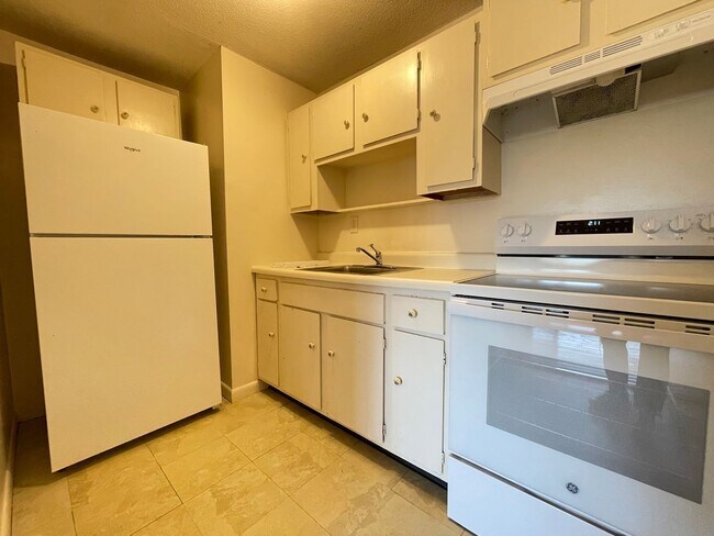 Photo - 177 Loudon Rd Unidad 209