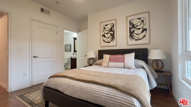 Photo - 5633 Carlton Way Unidad 203