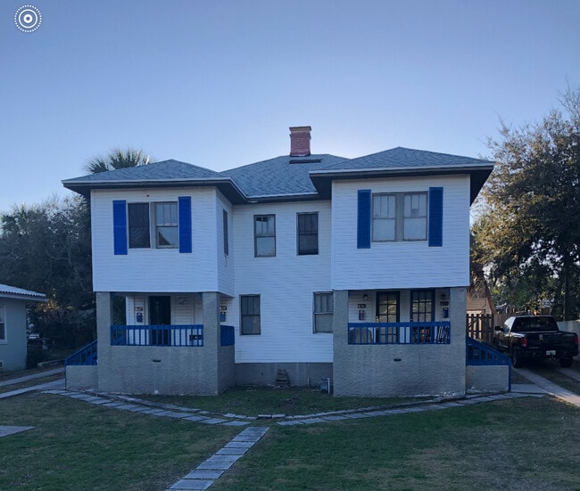 Apt on the Left upstairs - 827 N Oleander Ave Unit 1