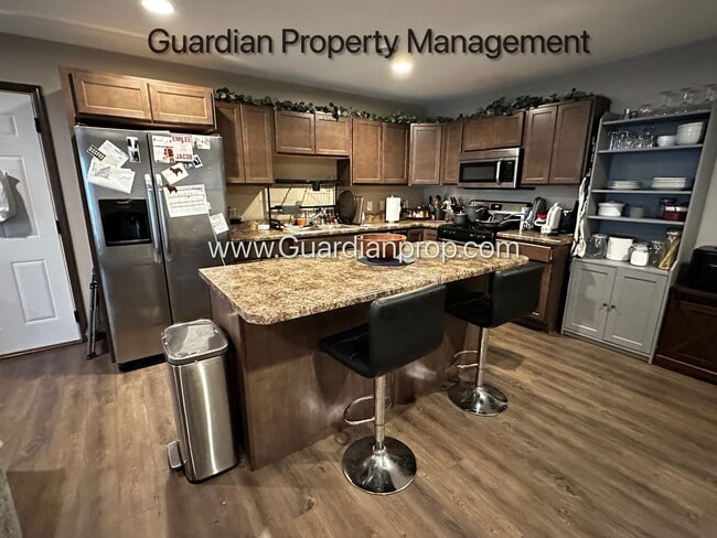 Building Photo - Lakeville End unit Town Home, Avail December, Two Car Garage, Dishwasher, W/D, 2.5 Baths