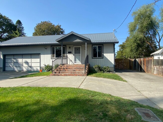 Building Photo - 4 bedrooms, 1.5 baths Millwood-20x30 shop ... Rental