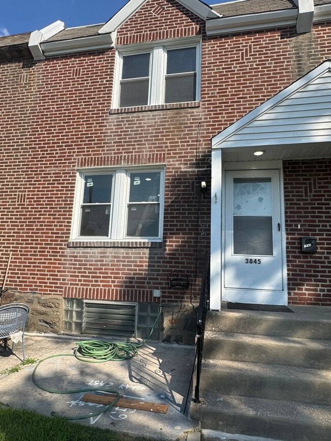 Building Photo - Beautiful Row Home in th heart of Drexel Hill