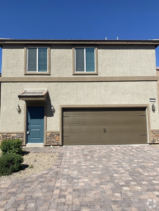 Building Photo - Beautiful 4 bedroom home with large driveway!