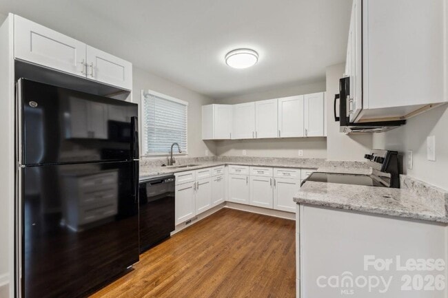 Photo - 905 Clark St