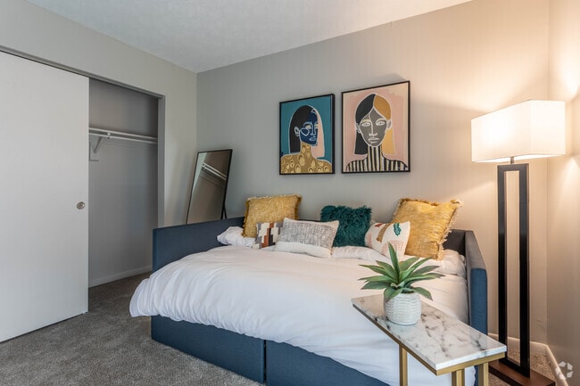 2 Br, 1 Ba - 760 SF