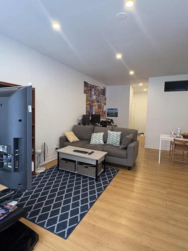 Photo - 5491 Av. Victoria Unit 115