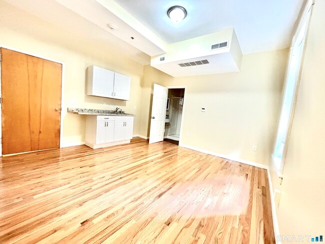 Building Photo - 135 W Main St Unit 3C