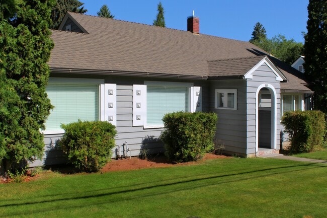 Photo - PETS CONSIDERED! Located in Bend's HISTORIC District, Walk to Drake Park! A/C, All Appliances, Ha...