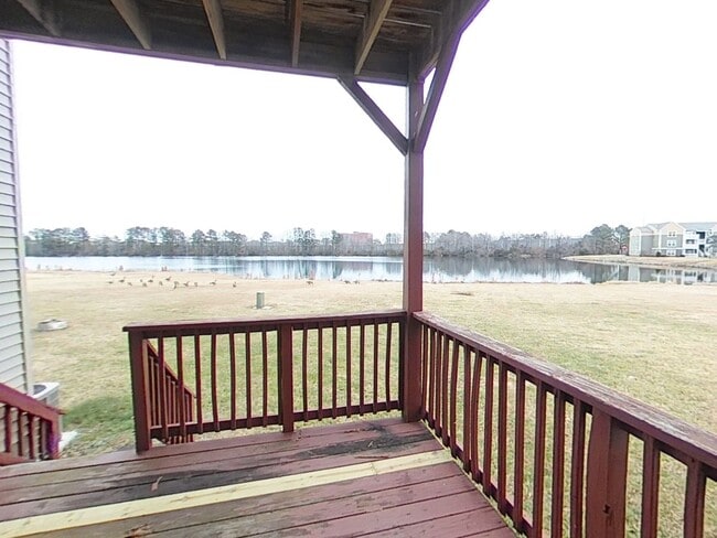 Photo - 3 Bedrooms, 2.5 Bathrooms Waterfront Townhouse