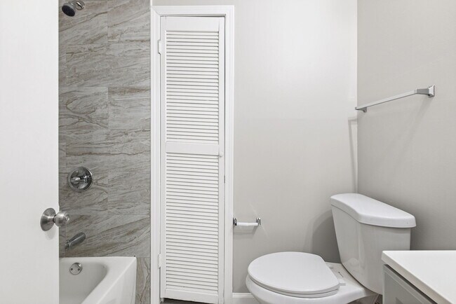 Photo - 3240 Boxdale St