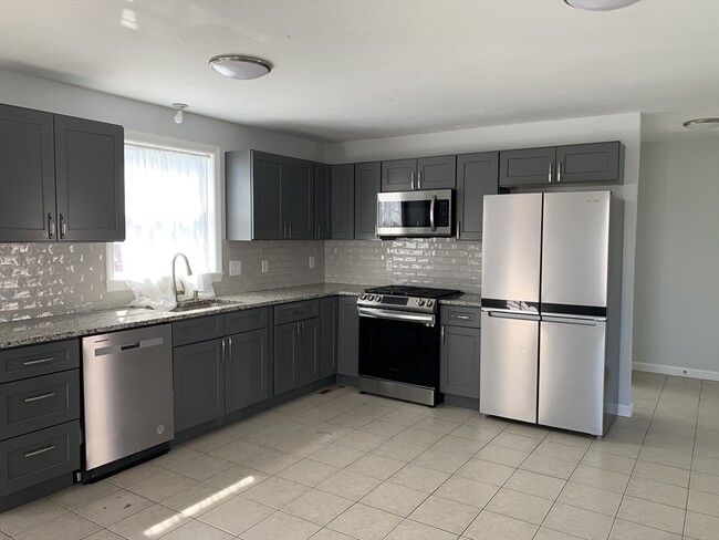 Building Photo - 172 Lawrence St Unit 1