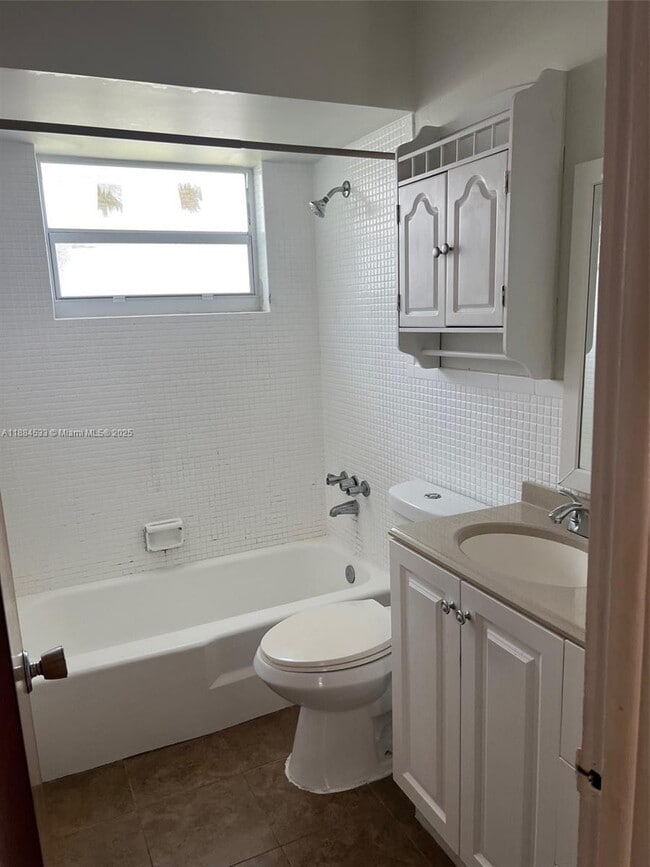 Building Photo - 4841 SW 45th Ave Unit 2 Rental