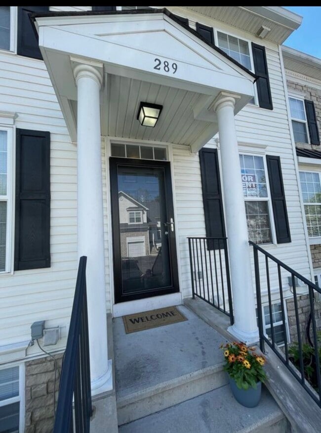 Acogedora entrada principal con porche cubierto y entrada privada. - 289 Preswicke Ml