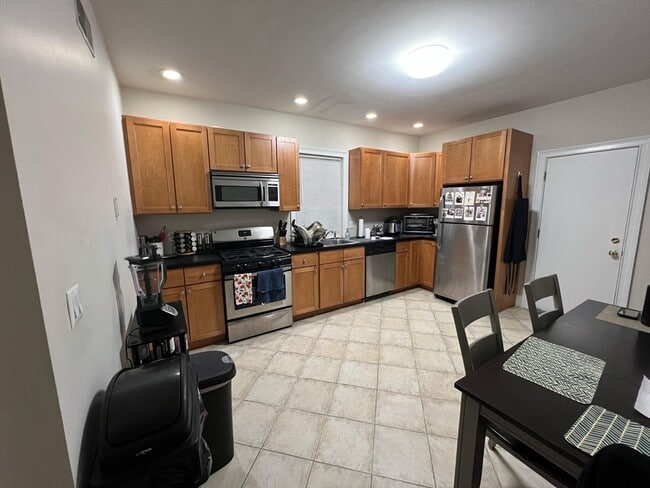 Building Photo - 29 Covington St Unit 1 Rental