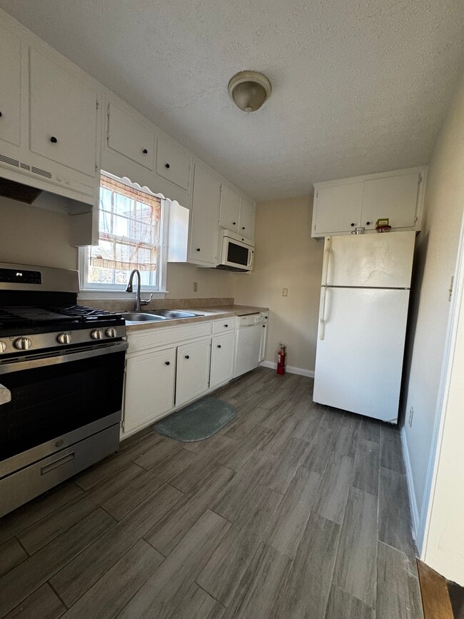 Photo - 1889 Clearwater Dr SE