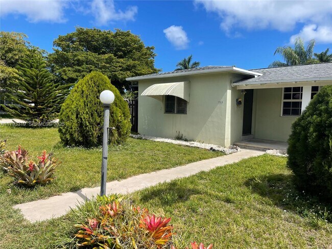 Building Photo - 1325 N 16th Ct Unit 1