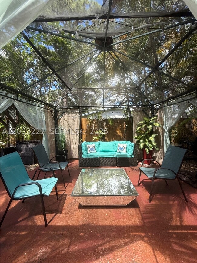 713 SW 13th St Unit 3