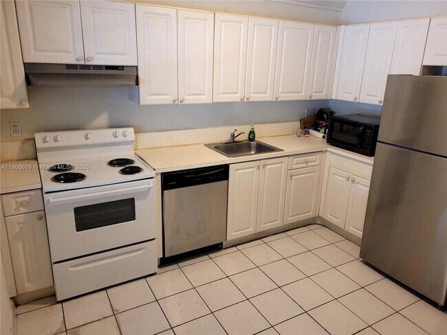 Building Photo - 5100 SW 41st St Unit 114