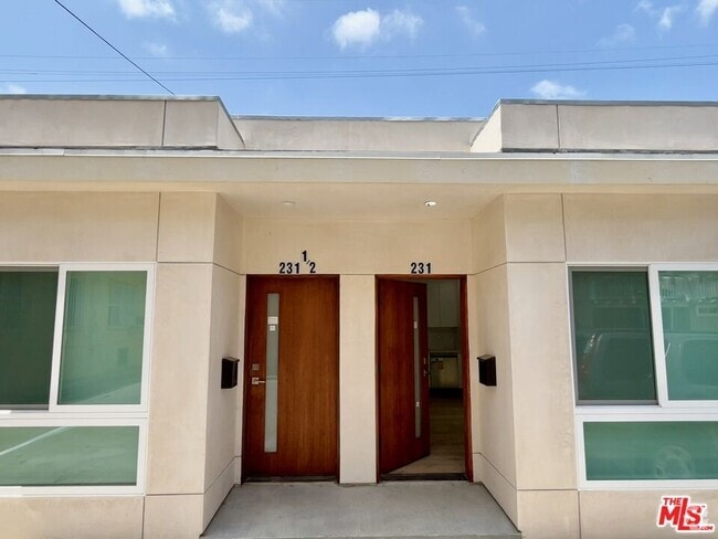 Building Photo - 233 N Berendo St Unit 5 Rental