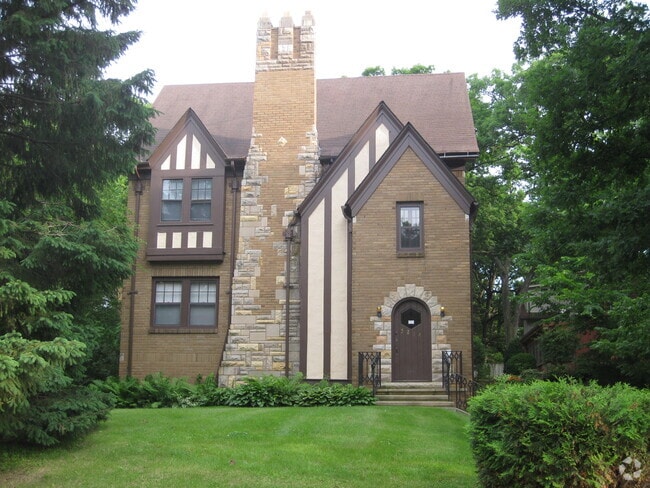Building Photo - 5214 Ingersoll Ave Unit TreeTop Rental