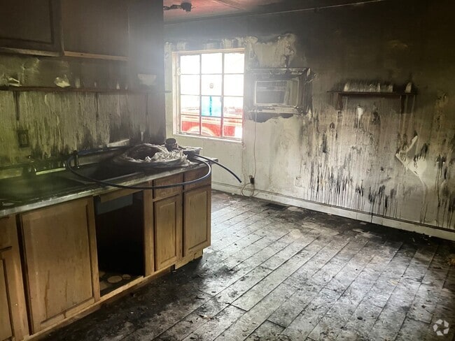 Building Photo - HANDYMAN SPECIAL! NO CREDIT CHECK or BACKG... Rental