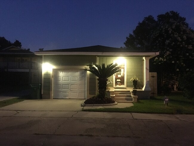 Photo - 525 Maple Ave