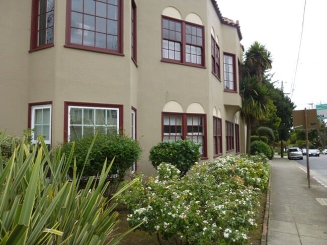 Building Photo - Spacious one-bedroom apartment with Harwoo... Unit 8