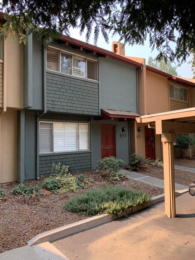 Photo - Adorable 3 Bed 1.5 Bath Covell Commons Condo ( fall Rental )