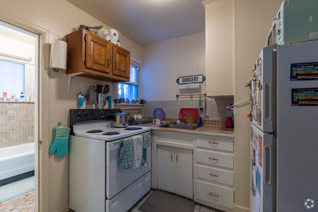 1BR, 1BA - 650SF - #1 - Kitchen - 812 Mary St