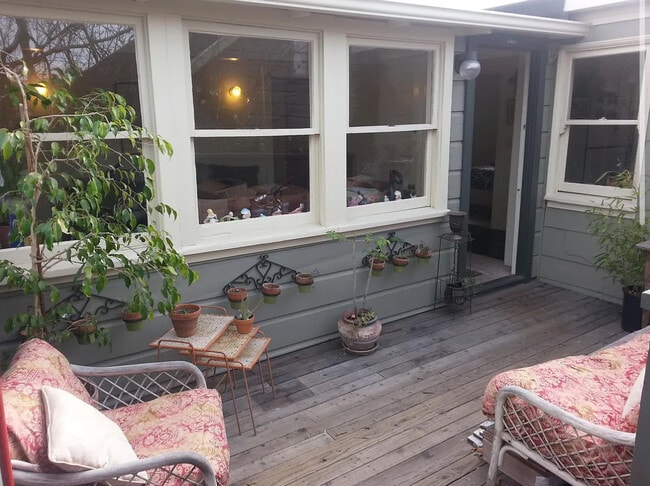 Entrance Deck - 5530 Beaudry St Unit D