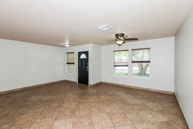 Photo - 5027 Oak Briar Ln