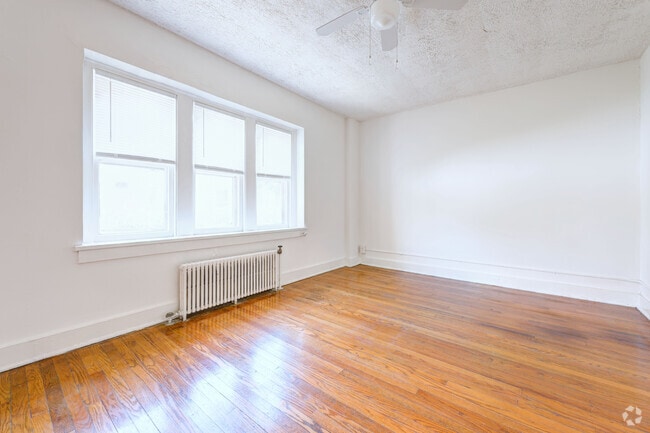 1BR, 1BA - 425SF Living Room/Dining Room