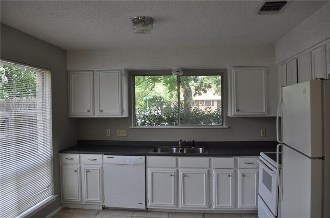 Photo - 1205 Stoneoak Ln